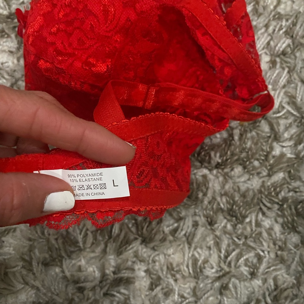 Red bra - Picture 4 of 5